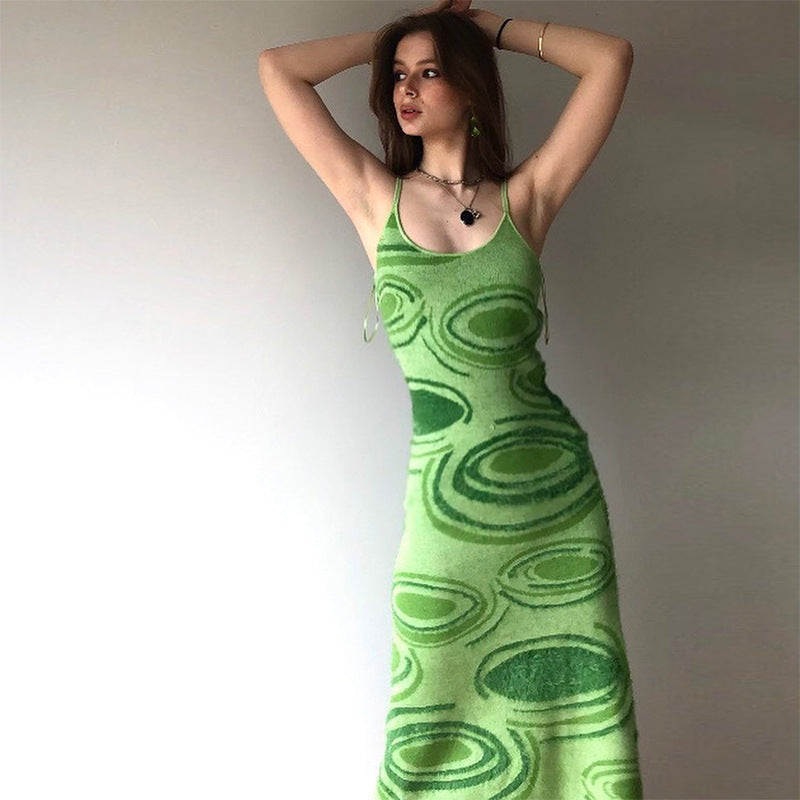 Robe Laine Slim à Bretelles – Élégance Graphique & Touche Sexy