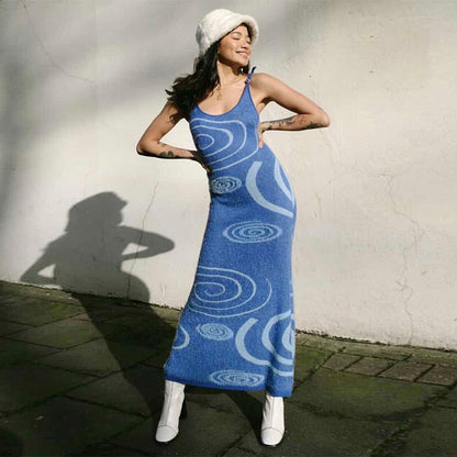 Robe Laine Slim à Bretelles – Élégance Graphique & Touche Sexy