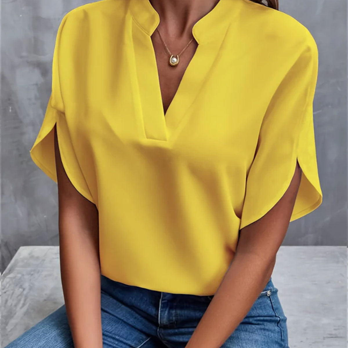 Chemisier d'Été en Chiffon – Col V, Manches Courtes & Style Décontracté